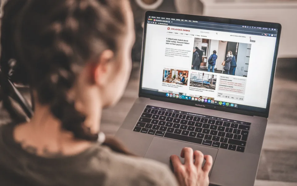 Nejdůležitější denní zprávy u tebe v mailu! Staň se Drbňákem a využij výhod registrace