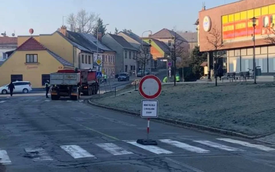 Oprava průtahu Třeští začala. Na řidiče čekají objízdné trasy