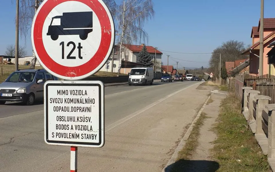 Kvůli beranovskému obchvatu je doprava svedena na provizorní most, nesmějí sem kamiony