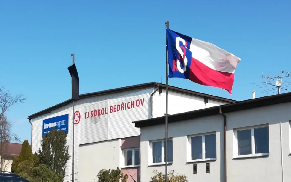 Černá vlajka před bedřichovským Sokolem. Zemřel jeho dlouholetý starosta Josef Zezulka