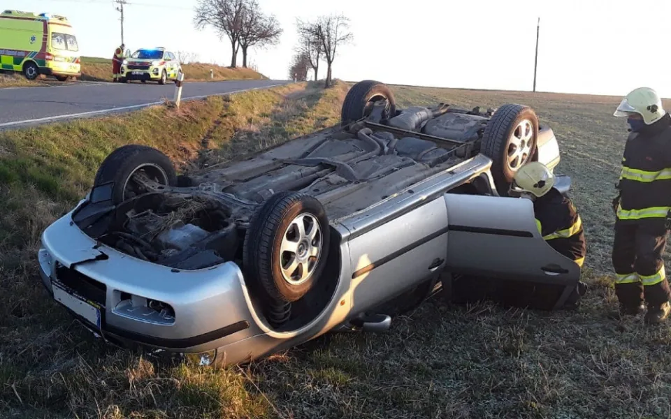 U Staré Říše ráno bouralo osobní auto, skončilo na střeše. Jeden člověk se zranil