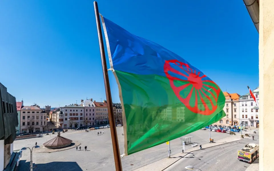Na jihlavské radnici byla vyvěšena romská vlajka, připomíná Mezinárodní den Romů