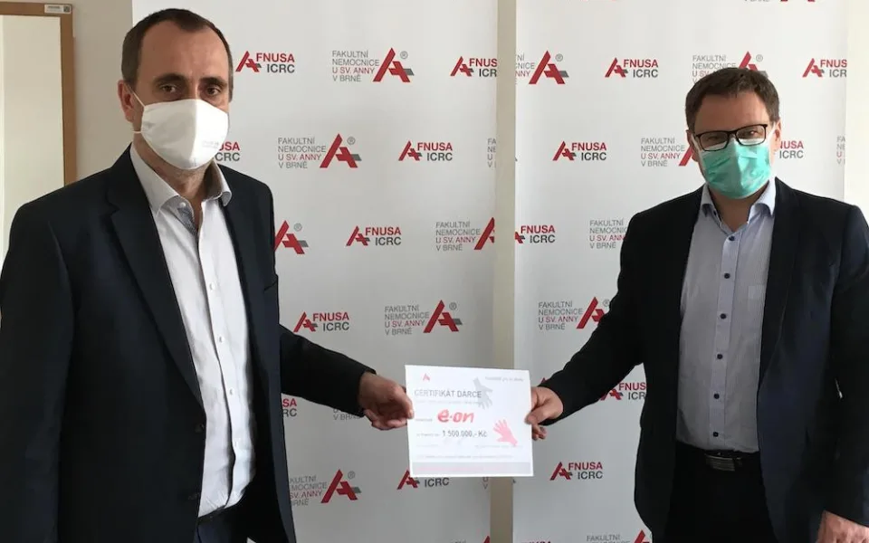 Pavel Čada z E.ON předává dar ve výši 1,5 milionu korun Vlastimilu Vajdákovi, řediteli FN u sv. Anny v Brně 