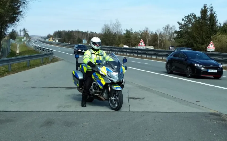 Policie v kraji zaznamenala 245 lidí bez roušky. Kontrolám neunikli ani řidiči na D1