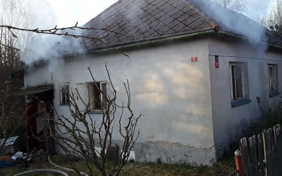 Další požár domu v Batelově. Na místo vyjely tři jednotky hasičů