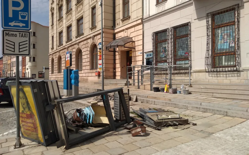 Z Masarykova náměstí byly odstraněny dvě telefonní budky. Častokrát neobsahují ani samotný přístroj