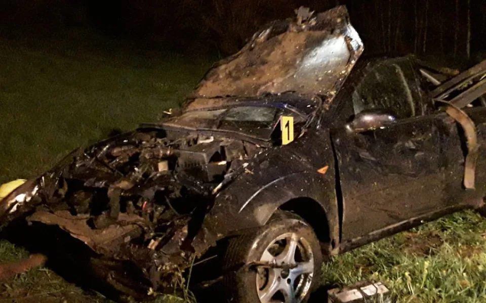 Večerní nehoda skončila zraněním dvou lidí. Osobní auto skončilo částečně v potoce