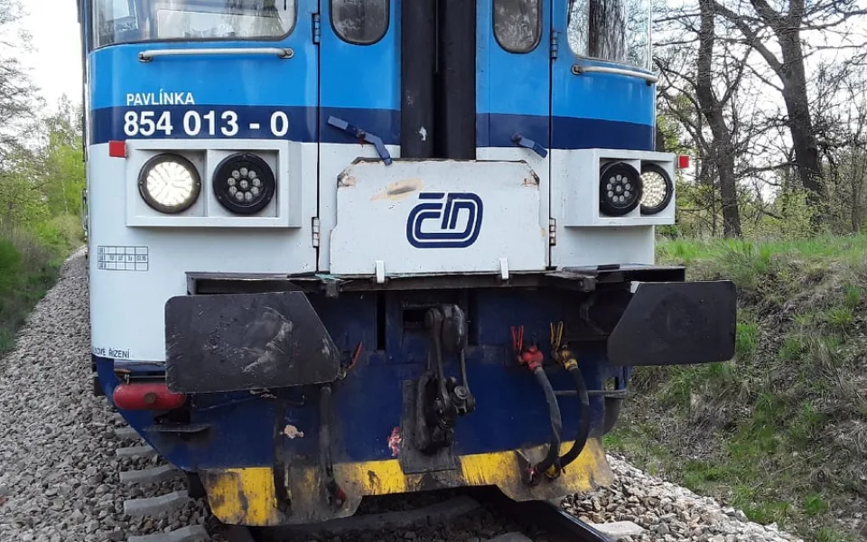 Osobní auto se střelo s vlakem. Zraněný řidič skončil v brněnském traumacentru
