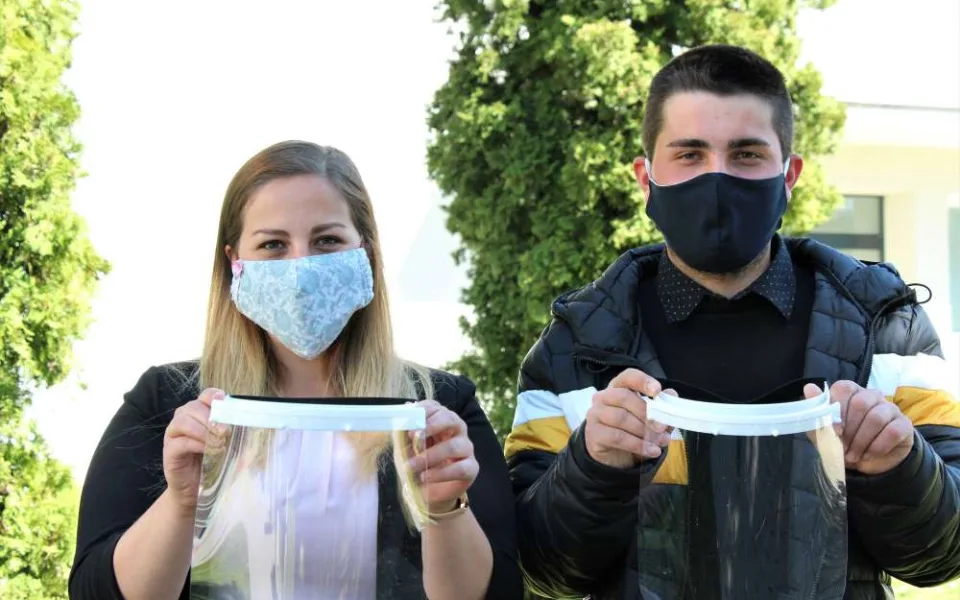 Lucie Roučková a Martin Pinta: Jsme rádi, že nám VŠTE umožnila vyrábět v 3D laboratořích ochranné štíty. Odezva je úžasná