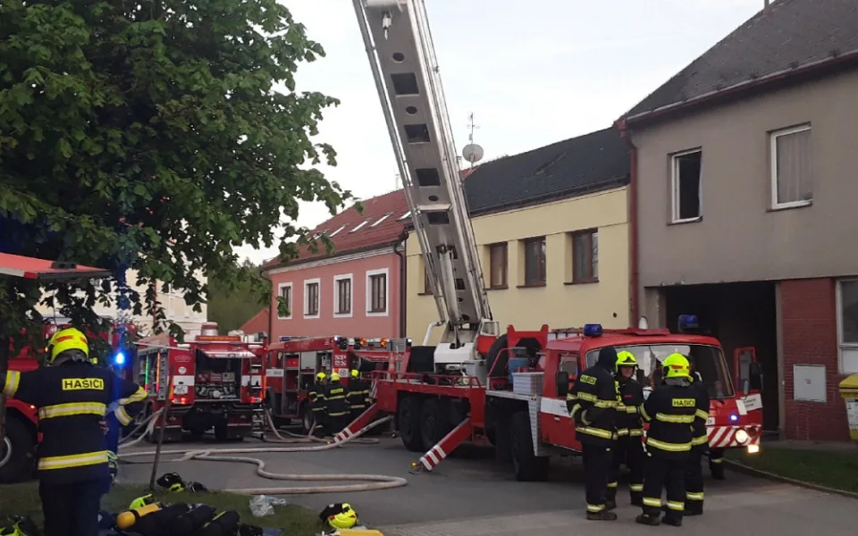 Hasiči během svátku vyjížděli k požáru rodinného domu. Škoda je dva miliony korun 