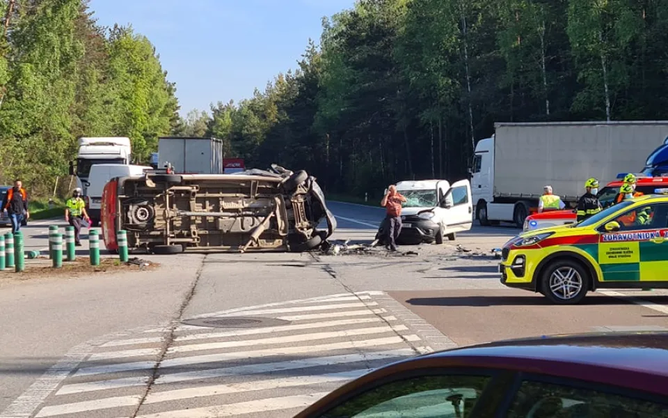 Dopravní nehoda dvou osobáků a dodávky. Jedno auto skončilo na boku