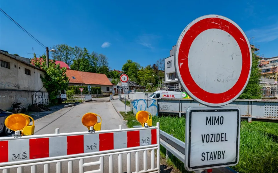 Řidiče v Jihlavě čeká omezení. Začíná oprava mostu přes Koželužský potok
