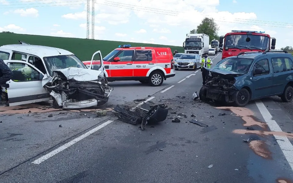 Čelní střet u Vílance. Na místo byl povolán také záchranářský vrtulník