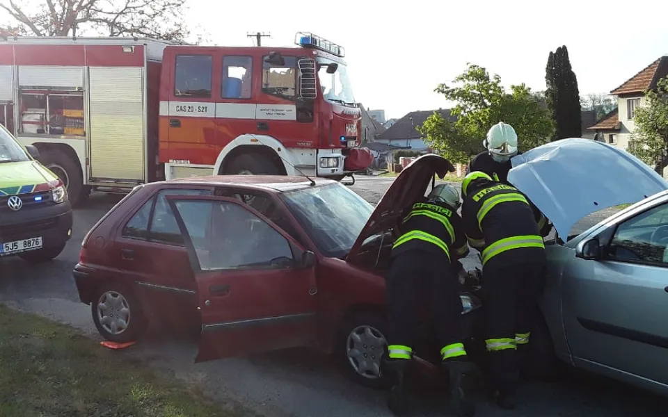 Ranní nehoda, při které se střetla dvě auta, skončila zraněním