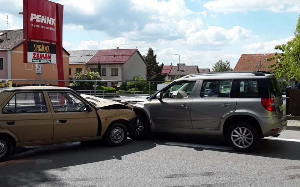 Při nehodě v Kamenici nad Lipou u obchodního domu se zranilo pět lidí