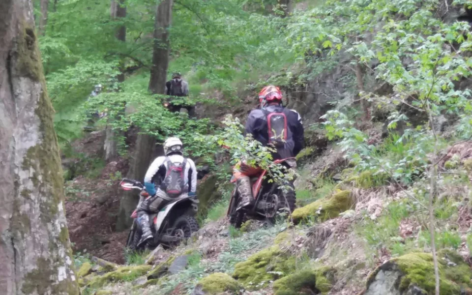 Motorkáři se proháněli po přírodní rezervaci, policie žádá o pomoc při pátrání