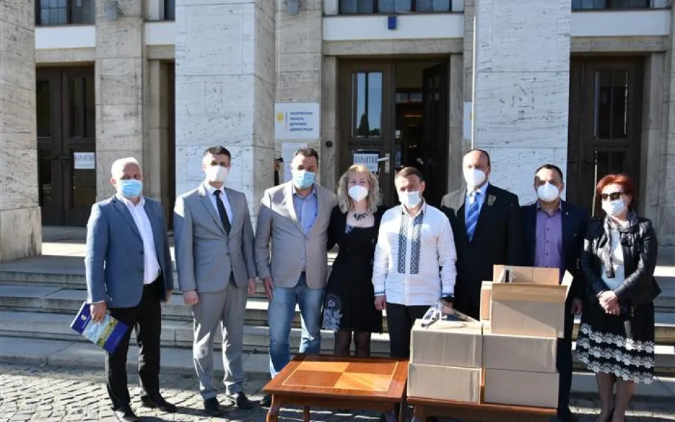 Humanitární dar partnerskému regionu: Vysočina darovala tisíce ochranných štítů Zakarpatské Ukrajině