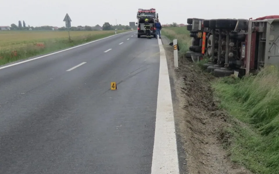 Předjížděl v nepřehledném úseku, způsobil havárii a jel dál. Po viníkovi policie pátrá