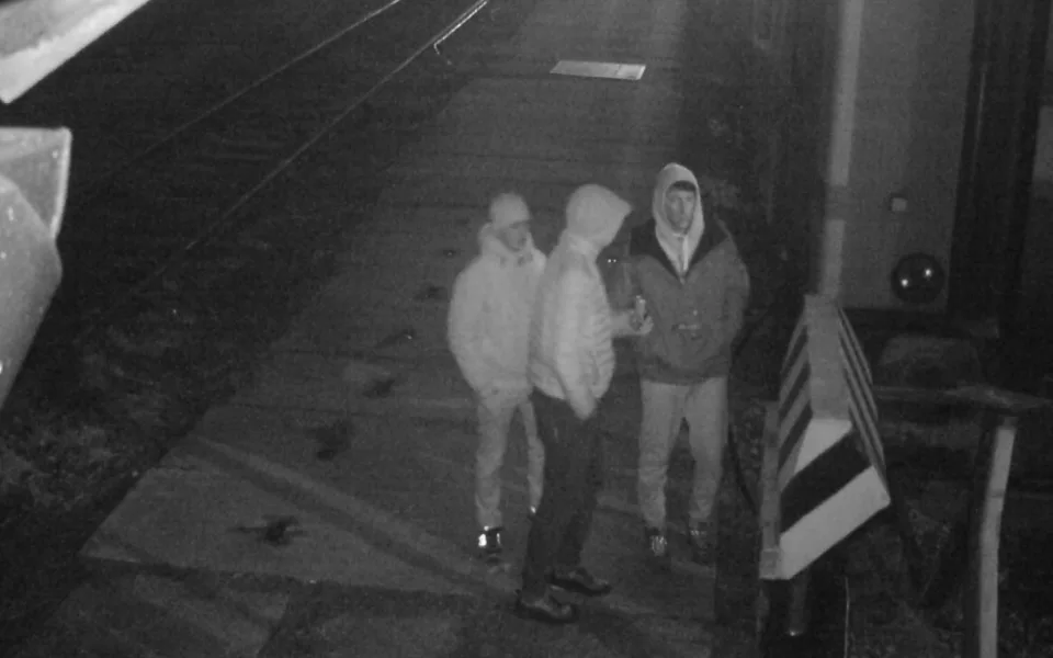 Policisté řeší případ posprejovaného vagonu v Jihlavě. Neznáte muže na fotce? 