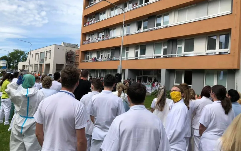 Překvapivý koncert pro zdravotníky v Jihlavě jako poděkování za nasazení v nouzovém stavu