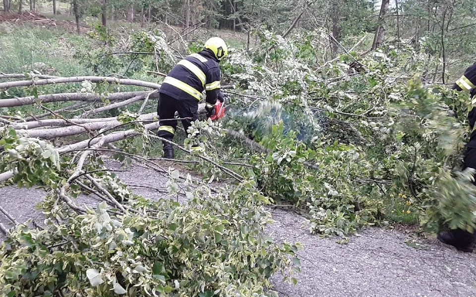 Vysočinu zasáhla bouřka. Hasiči řešili povodeň a evakuaci 11 lidí 
