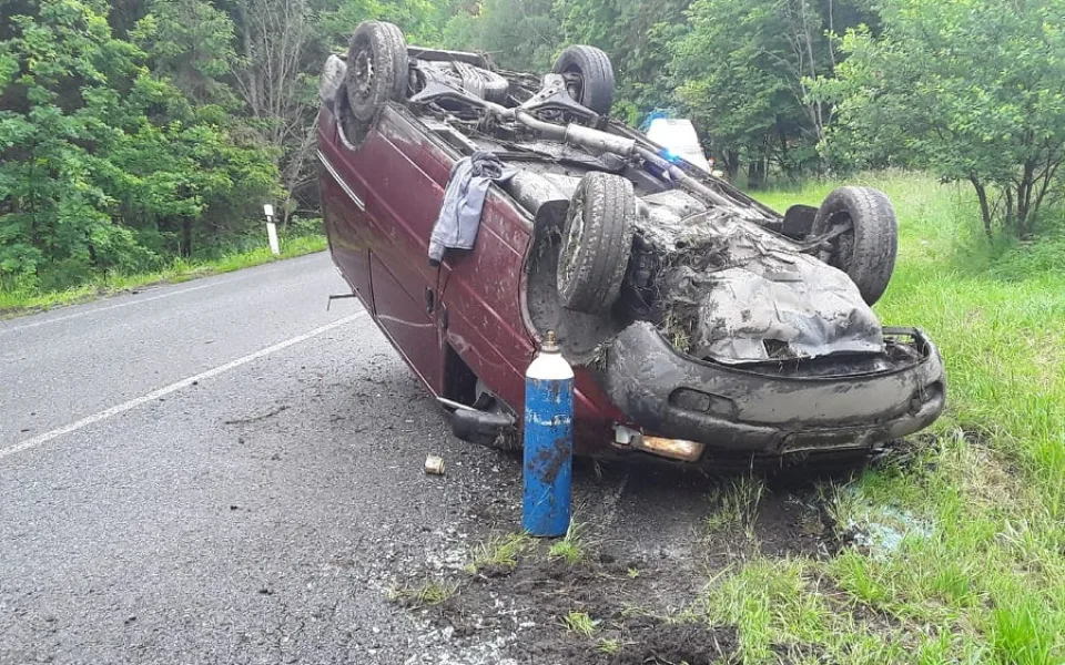 Záchranáři vyjížděli k nehodě u Kostelce. Auto skončilo na střeše, jeden člověk se zranil
