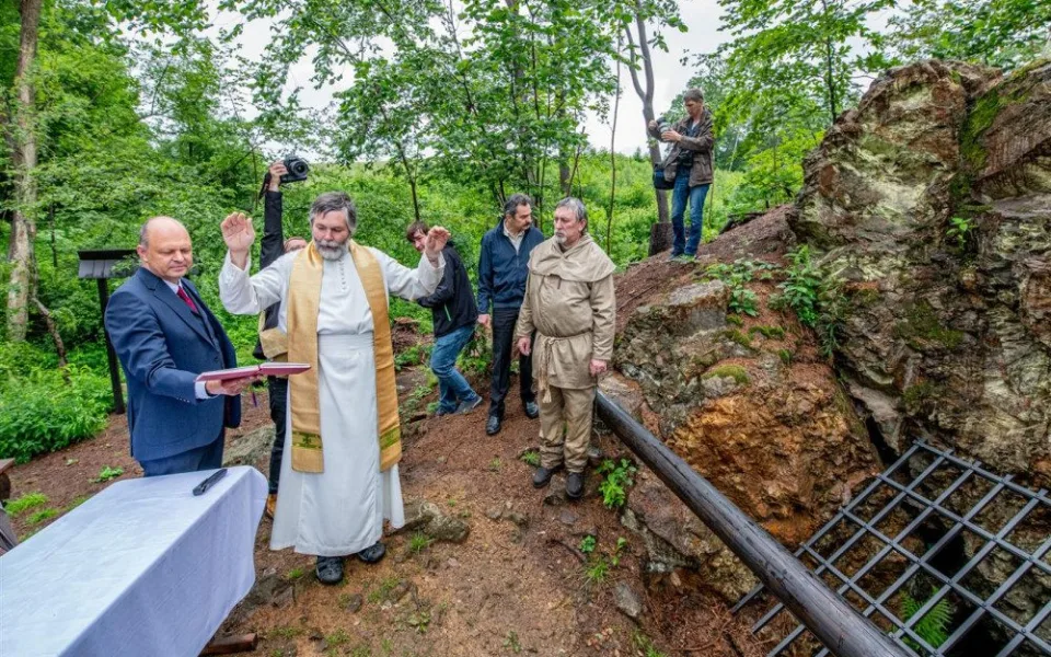 Farář požehnal opravené štole u Hybrálce. Byla otevřena v roce 1776