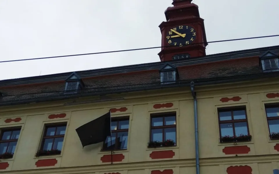 Radnice Jihlavy připomíná popravu Milady Horákové černým praporem