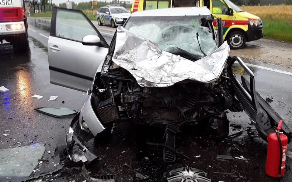 Čelní střet osobního auta s dodávkou si vyžádal jeden život, druhý řidič je těžce zraněný