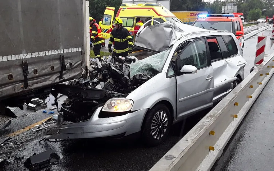 Na D1 před polednem přistál vrtulník. Důvodem byla nehoda, tři lidé se při ní zranili