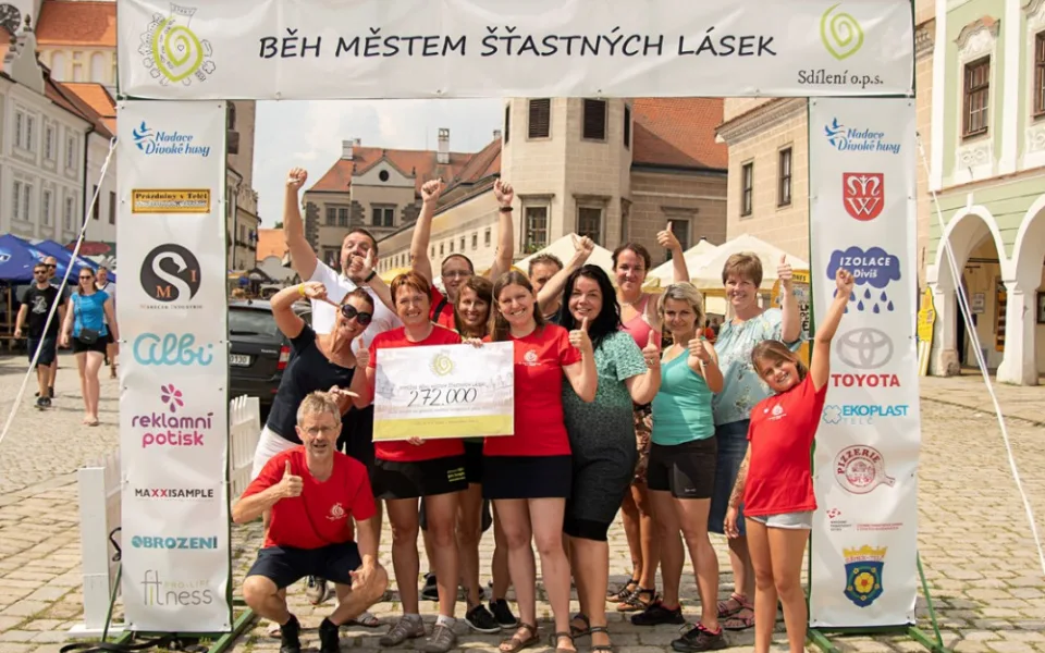 Běh městem šťastných lásek předčil očekávání. Lidé pomohli nejen k zakoupení auta