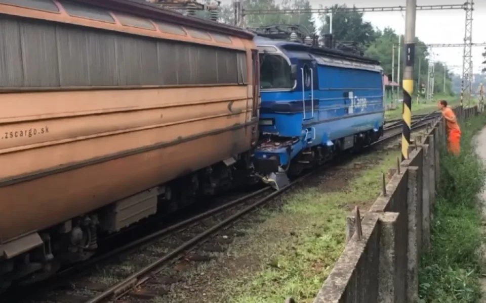 Na jihlavském nádraží narazil vlak do lokomotivy, oba stroje vykolejily. Provoz na Luka je zastavený
