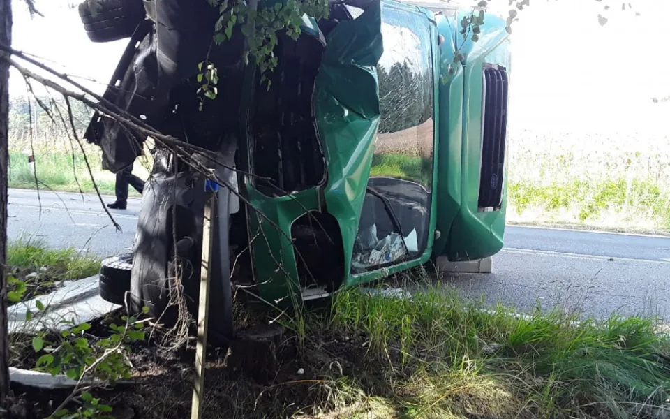 Nákladní auto u Třeštice narazilo do stromu. Jednoho člověka si převzali lékaři