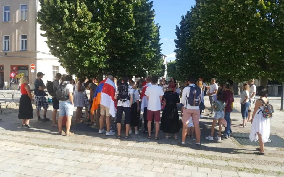 Lidé v jihlavském parku podpořili demonstrující Bělorusy