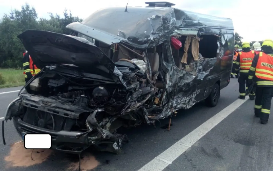 Čelní střet náklaďáku a dodávky si vyžádal dva životy, dalších sedm je zraněných