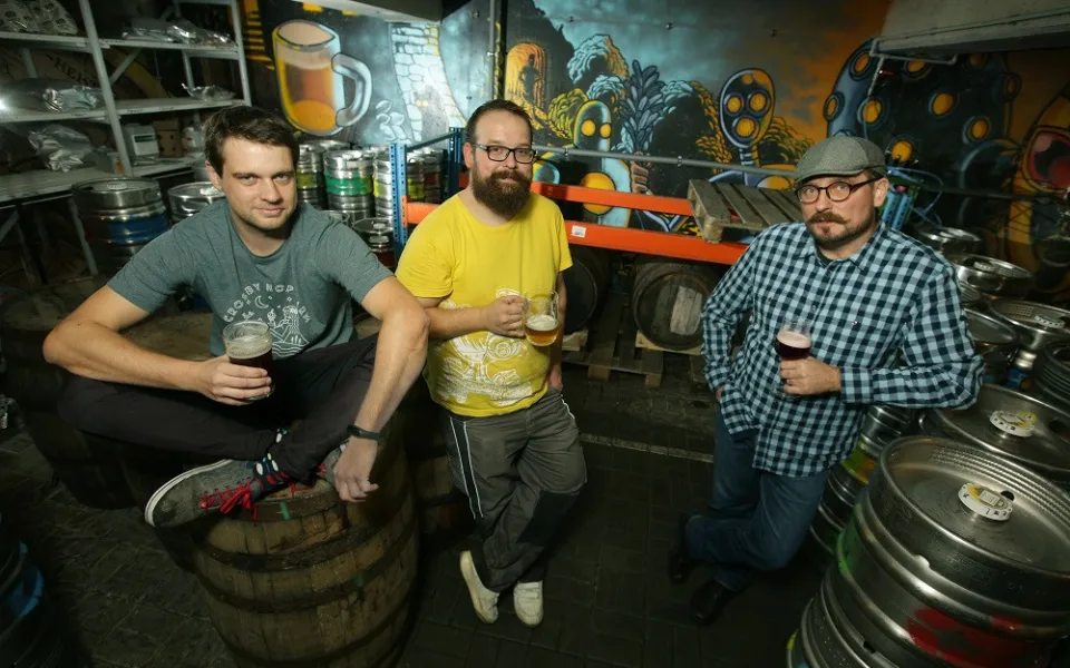 Jiří Andrš (vlevo), Jakub Sychra (uprostřed) a obchodní sládek Budvaru Aleš Dvořák. Foto: Hynek Glos