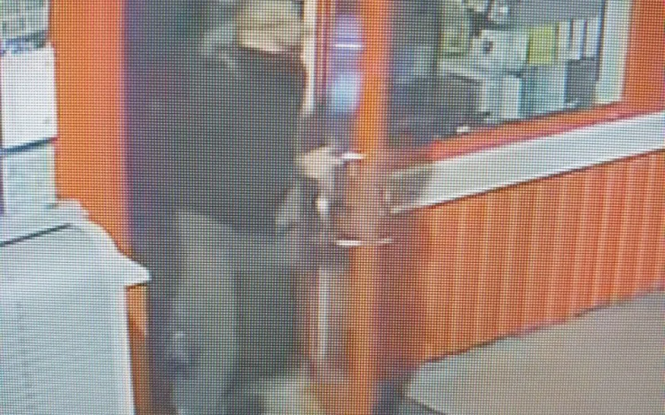 Policisté zveřejnili další informace o lupiči v Polné. Z benzinky měl odjet v modré Fabii