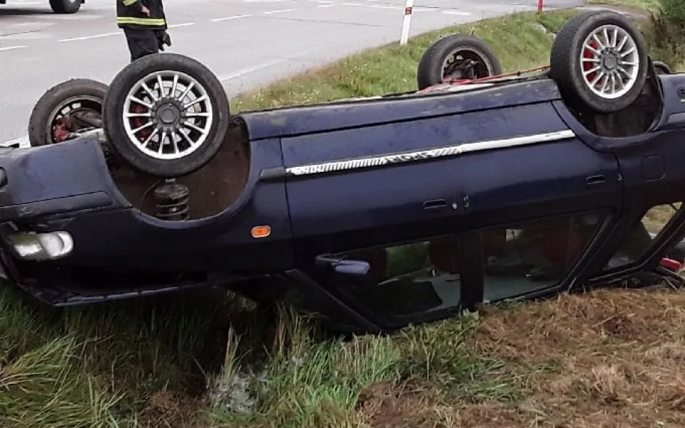 Řidička skončila se svým autem na střeše. Zdravotníci ji ošetřili na místě