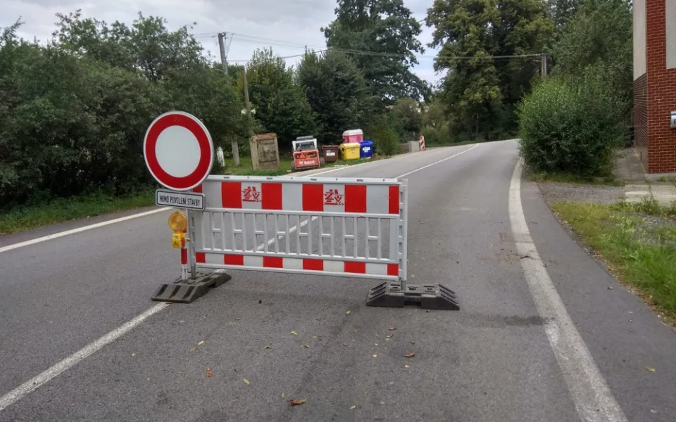 Kostelec se řidičům na 3 měsíce uzavřel. Přibydou chodníky a zlepší se povrch vozovky