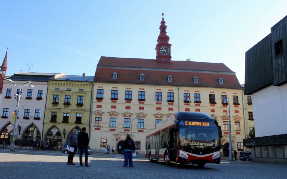 První jízda parciálním trolejbusem. Po skoro 30 letech zajel i do Benešky