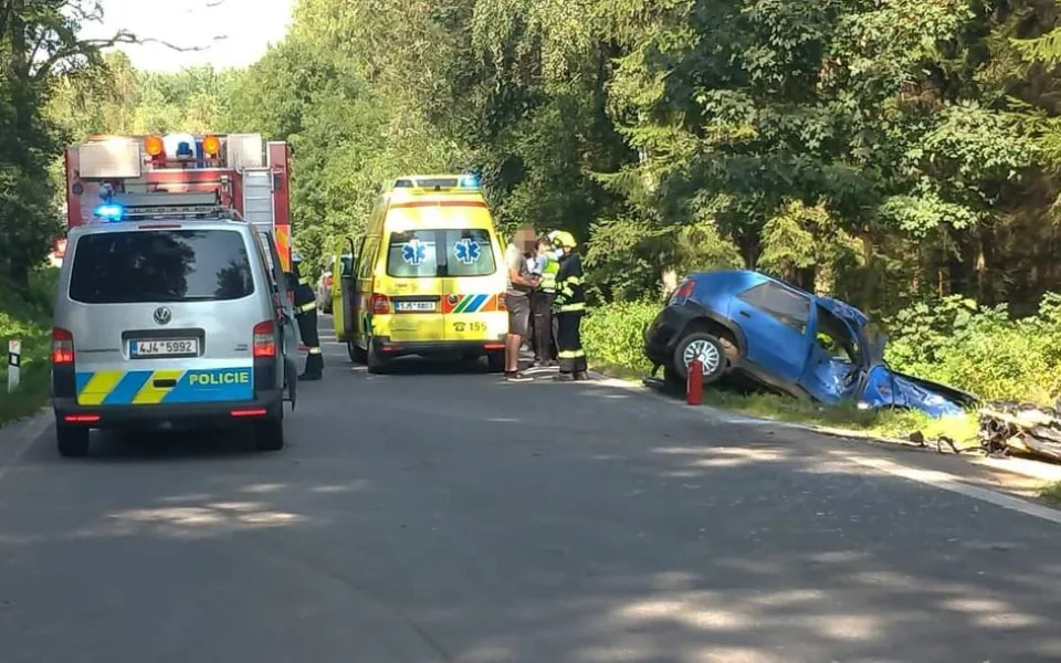 Záchranáře zaměstnala nehoda osobáku s motorkou. Vrtulník dopravil zraněného řidiče do brněnského traumacentra