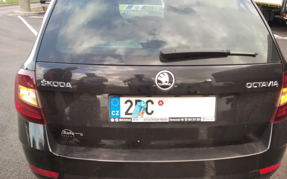 Zběsilá jízda řidiče Octavie. Registrační značku si na D1 zakryl obalem od bonbonů