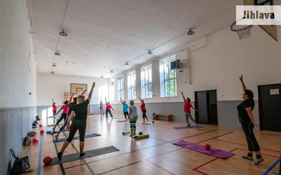 Tělocvična na Křížové ulici dostala nový kabát. Zbývá opravit sociální zařízení a šatny