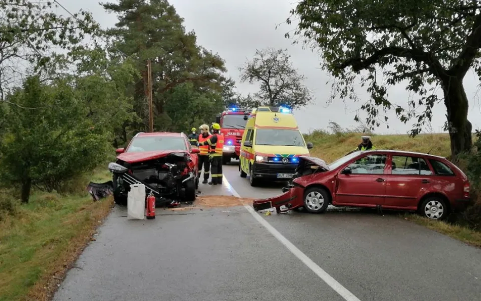 Žena na Jihlavsku dostala na mokré silnici smyk, srazila se s autem. Tři lidé se zranili
