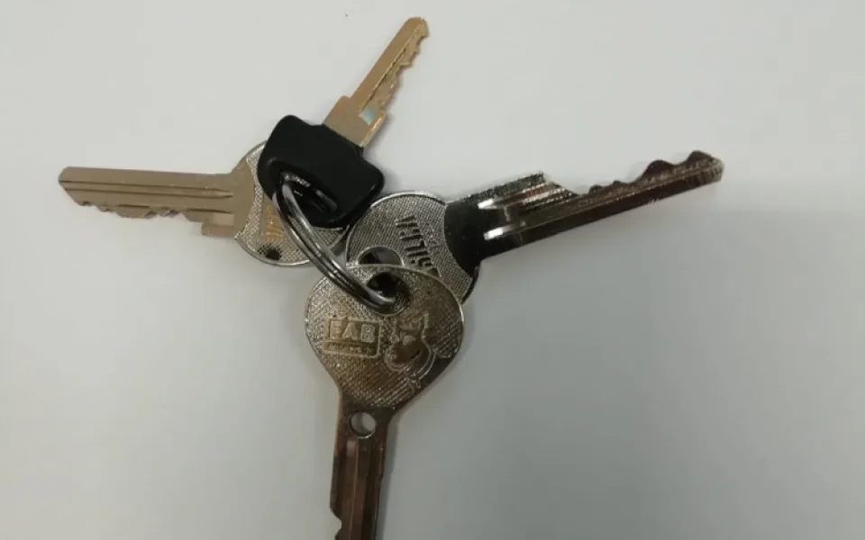 Klíče, které se s největší pravděpodobností patří hledanému muži