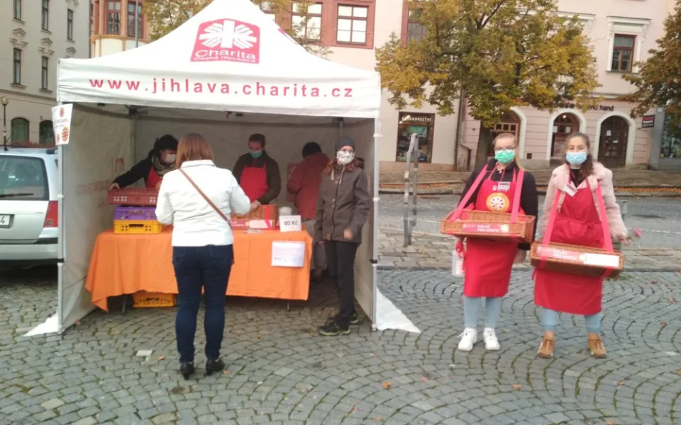 Lidé v Jihlavě koupili koláče za 96 tisíc korun. Peníze poputují na hospicové služby