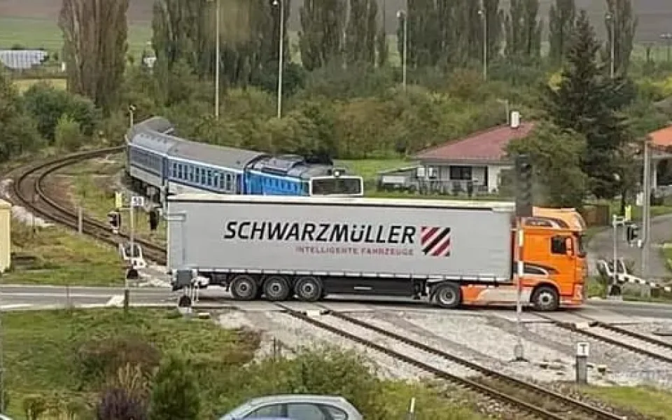 Náklaďák na přejezdu nerespektoval signalizaci a uvízl mezi závorami. Po jejich uvolnění ujel