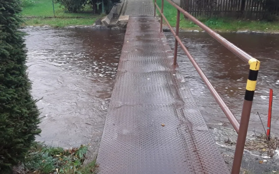 Na řece Svratce zbývá pár centimetrů k dosažení stavu ohrožení. Lidé počítají s případným opuštěním domovů