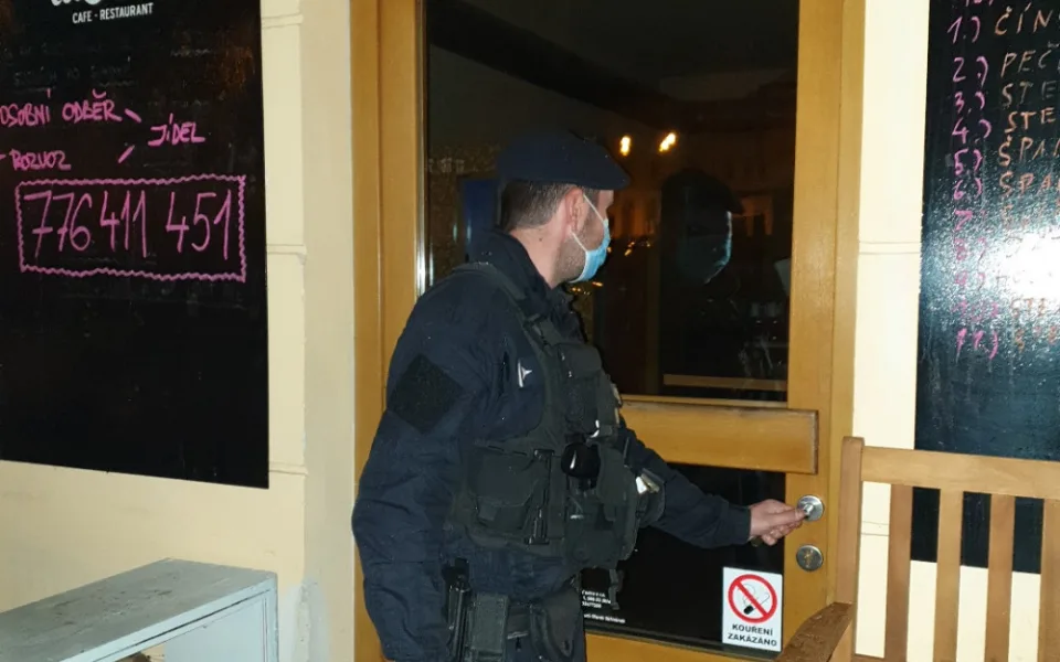 Policie kontroluje roušky nebo zákaz konzumace alkoholu. Za den zjistila 80 porušení