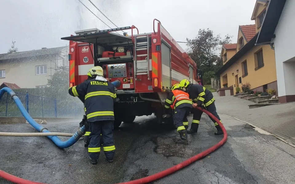 Hasiči likvidovali požár v Popicích, škoda je, milionu. Hořelo asi kvůli závadě nabíječky